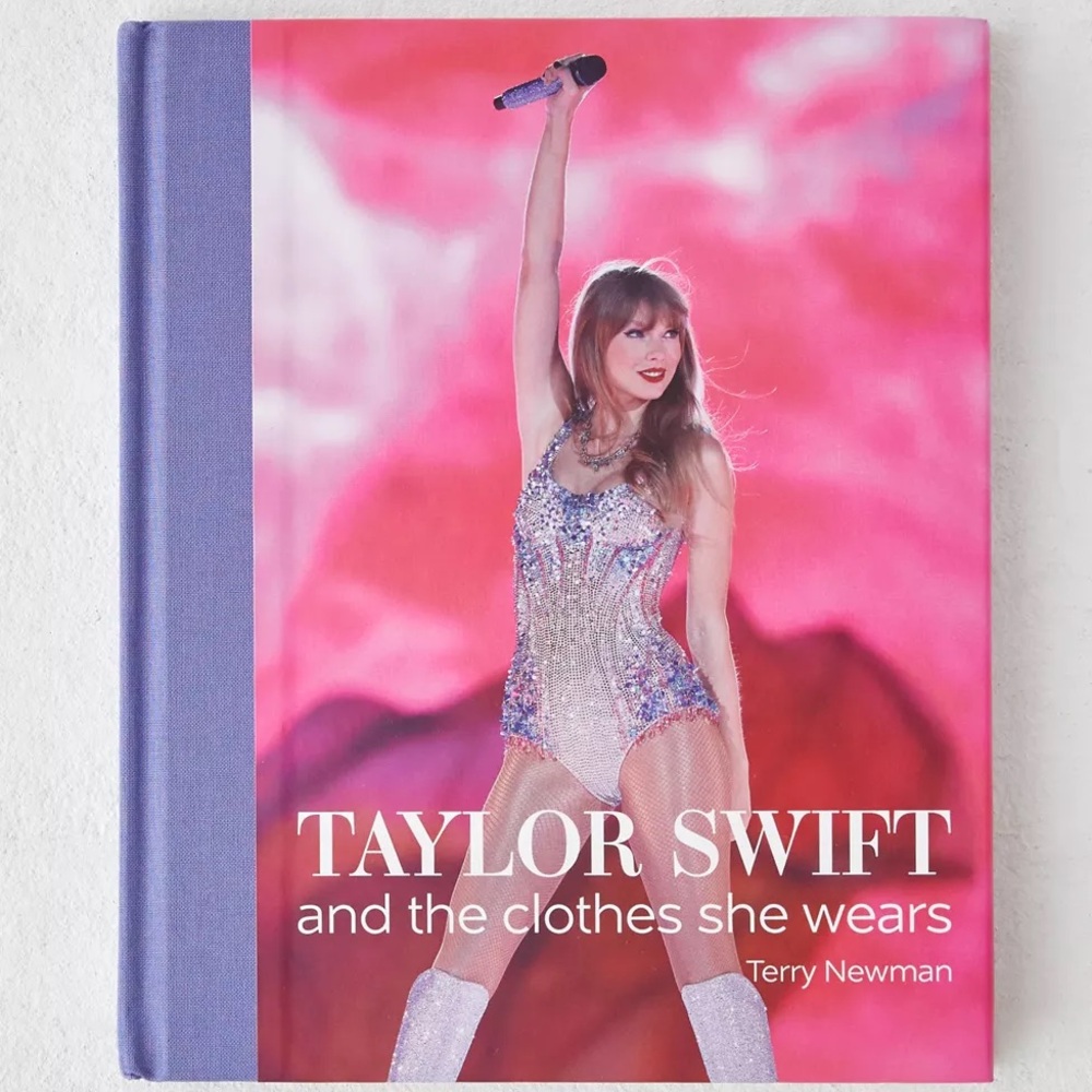 Taylor Swift: And the Clothes She Wears by Terry Newman